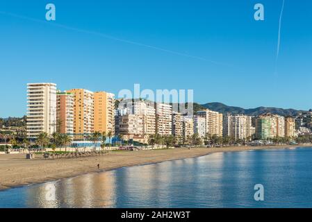 Malaga, Spanien - Dezember 4, 2018: Blick auf den Strand Malagueta in Malaga, Andalusien, Spanien. Stockfoto