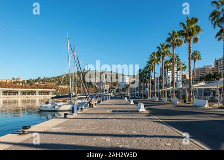 Malaga, Spanien - Dezember 4, 2018: Yachten und Leute an den Paseo del Muelle Uno (Pier ein Spaziergang an der Strandpromenade), Einkaufs- und Freizeitviertel in Málaga, und Stockfoto