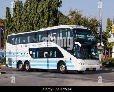 Chiangmai, Thailand - 14. Dezember 2019: Mit dem Bus von Bangkok Buslinie Sub Firma Sombattour unternehmen. Foto bei Chiangmai Busbahnhof, Thailand. Stockfoto