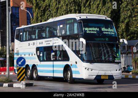 Chiangmai, Thailand - 14. Dezember 2019: Mit dem Bus von Bangkok Buslinie Sub Firma Sombattour unternehmen. Foto bei Chiangmai Busbahnhof, Thailand. Stockfoto