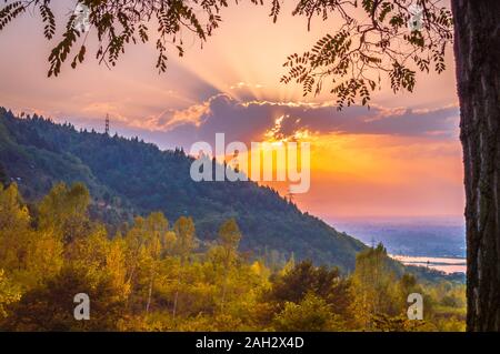 Sonne über Dal Lake in Kaschmir als vom Sunset Point, Nishat umrahmt von einem Baum gesehen Stockfoto