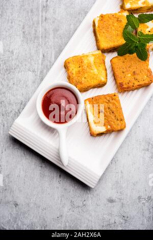 Amritsari Paneer Tikka aus Quark Würfel in einem Teig mit Besan, Chat Masala und Gewürze getaucht und flach in Pfanne gebraten, serviert mit Witz Stockfoto