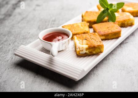 Amritsari Paneer Tikka aus Quark Würfel in einem Teig mit Besan, Chat Masala und Gewürze getaucht und flach in Pfanne gebraten, serviert mit Witz Stockfoto