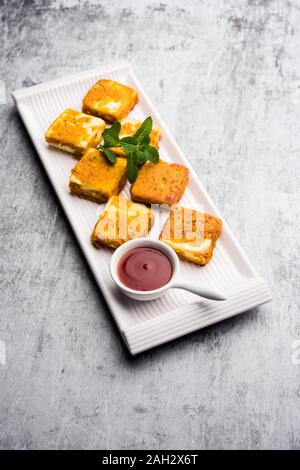 Amritsari Paneer Tikka aus Quark Würfel in einem Teig mit Besan, Chat Masala und Gewürze getaucht und flach in Pfanne gebraten, serviert mit Witz Stockfoto