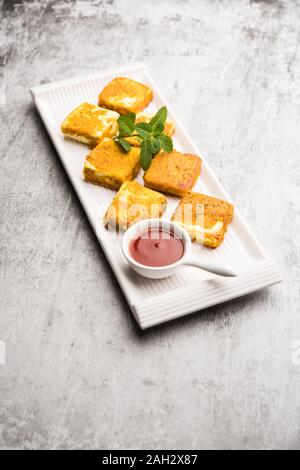 Amritsari Paneer Tikka aus Quark Würfel in einem Teig mit Besan, Chat Masala und Gewürze getaucht und flach in Pfanne gebraten, serviert mit Witz Stockfoto