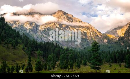 Blick auf den Sonnenuntergang über den Bergen um Aru Tal in Pahalgam, Kaschmir, Indien Stockfoto