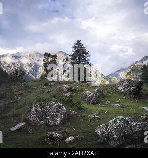 Licht bricht durch dunkle Wolken und das Schlagen der Berge von Aru Tal bei Pahalgam in Kaschmir Stockfoto