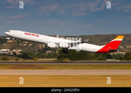 Madrid, Spanien - 10 April, 2017: Iberia Airbus A340 Flugzeug am Flughafen Madrid Barajas (MAD) in Spanien. Airbus ist ein Hersteller von Flugzeugen aus Toulouse, Frankreich Stockfoto