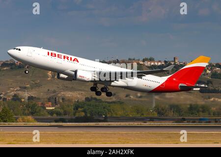 Madrid, Spanien - 10 April, 2017: Iberia Airbus A330 Flugzeug am Flughafen Madrid Barajas (MAD) in Spanien. Airbus ist ein Hersteller von Flugzeugen aus Toulouse, Frankreich Stockfoto