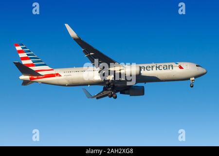 Madrid, Spanien - 10 April, 2017: American Airlines Boeing 767 Flugzeug am Flughafen Madrid Barajas (MAD) in Spanien. Boeing ist ein Hersteller von Flugzeugen in Se Stockfoto