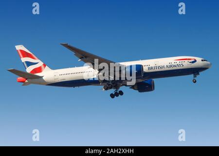 Madrid, Spanien - 10 April, 2017: British Airways Boeing 777 Flugzeug am Flughafen Madrid Barajas (MAD) in Spanien. Boeing ist ein Hersteller von Flugzeugen im Sitz Stockfoto