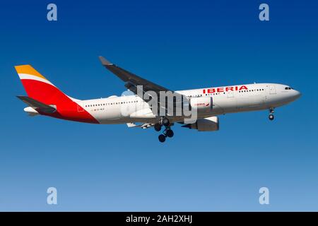 Madrid, Spanien - 10 April, 2017: Iberia Airbus A330 Flugzeug am Flughafen Madrid Barajas (MAD) in Spanien. Airbus ist ein Hersteller von Flugzeugen aus Toulouse, Frankreich Stockfoto