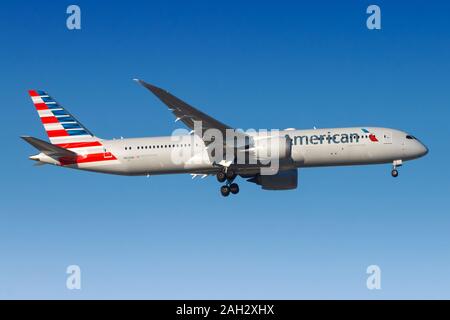 Madrid, Spanien - 10 April, 2017: American Airlines Boeing 787 Flugzeug am Flughafen Madrid Barajas (MAD) in Spanien. Boeing ist ein Hersteller von Flugzeugen in Se Stockfoto