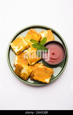 Amritsari Paneer Tikka aus Quark Würfel in einem Teig mit Besan, Chat Masala und Gewürze getaucht und flach in Pfanne gebraten, serviert mit Witz Stockfoto