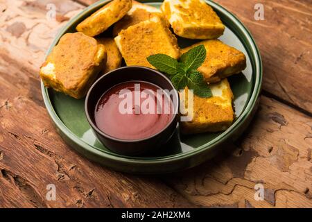 Amritsari Paneer Tikka aus Quark Würfel in einem Teig mit Besan, Chat Masala und Gewürze getaucht und flach in Pfanne gebraten, serviert mit Witz Stockfoto