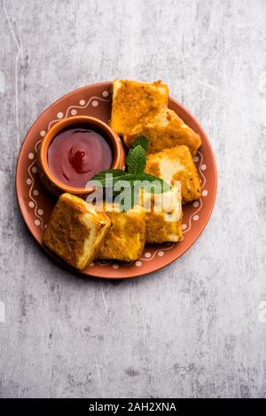 Amritsari Paneer Tikka aus Quark Würfel in einem Teig mit Besan, Chat Masala und Gewürze getaucht und flach in Pfanne gebraten, serviert mit Witz Stockfoto