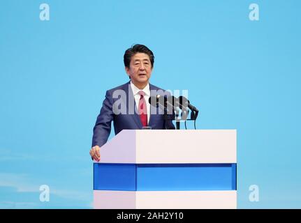 Chengdu, Sichuan Provinz Chinas. 24 Dez, 2019. Der japanische Ministerpräsident Shinzo Abe besucht die 7. Chinesisch-japanische - Republik Korea (ROK) Business Summit in Chengdu, Provinz Sichuan im Südwesten Chinas, Dez. 24, 2019. Credit: Ding Haitao/Xinhua/Alamy leben Nachrichten Stockfoto