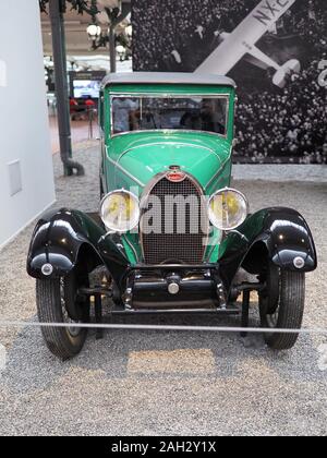 Vor Bugatti Berline Typ 40 1928 1926 - 1930 der Europäischen Stadt Mulhouse, Frankreich - Vertikal Stockfoto