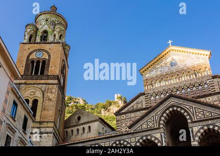 Dom von Amalfi entfernt an der Küste von Amalfi, Kampanien, Italien. Stockfoto