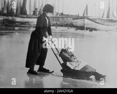 Foto zeigt möglicherweise Junge und Mädchen in Volendam, Niederlande, im traditionellen lokalen Kleid. Stockfoto