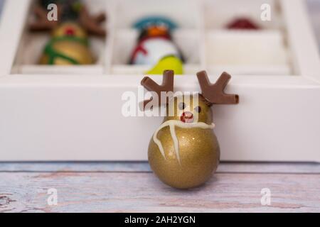 Sortiment von mehrfarbigen exquisite Pralinen, Weiß, dunkler und Milchschokolade Stockfoto