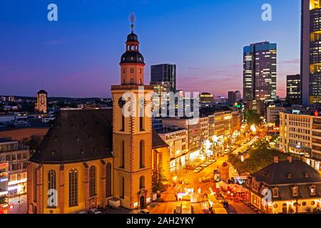 FRANKFURT, Deutschland - 19. SEPTEMBER: Nacht Szene mit einem Blick über die Stadt Frankfurt am Main am 19. September 2019. Foto aus dem Zeil genommen Stockfoto