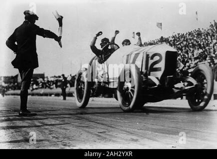 De Palma im Mercedes gewinnt Vanderbilt Cup Rennen 1914 Stockfoto