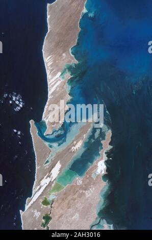 (12 November 2004) - - - Shark Bay, Australien empfohlene ist in diesem Bild fotografiert von einer Expedition 10 crewmember auf der Internationalen Raumstation (ISS). Dieses Bild zeigt große solare Saline nutzlos und unbrauchbar, Einlass, Shark Bay, Western Australia entwickelt. Das Salz (Natriumchlorid) wird erzeugt, wenn Teiche wiederholt mit Meerwasser, die schrittweise durch Verdunstung konzentriert ist überflutet sind. Diese besondere Salz Farm 1967 eröffnet und erweitert den Betrieb in den 90er Jahren. Heute ist dieses Salz Farm umfasst über 50 Teichen, die neuesten Teich in den Regionen in äußerster Teich in nutzlose Einlass, die p Stockfoto