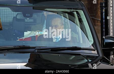 Der Herzog von Edinburgh verlässt König Edward VII Hospital in London, nach dem letzten Freitag für Beobachtung und Behandlung in Bezug auf einen bereits vorhandenen Zustand zugelassen. Stockfoto