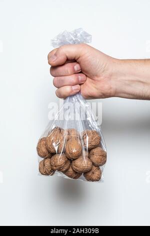 Einige Walnüsse in einer Plastiktüte Stockfoto