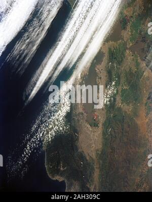 (28. April - 6. Mai 1991) - - - Großes Format (5-Zoll) Rahmen des San Francisco/Oakland Bay Area im nördlichen Kalifornien. Stratus Wolken bei 35.000 Fuß und cumulus Wolken bei über 15.000 Fuß über dem Pazifik Küste gesehen, Verdecken der Golden Gate Bridge. Stockfoto