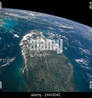 (5-14 Juni 1991) - - - diese schräge Szene aus der Erdumlaufbahn Space Shuttle Columbia zeigt Südflorida, mehrere der Bahama Inseln und Teile auf den Atlantischen Ozean, den Golf von Mexiko und das Karibische Meer. Stockfoto