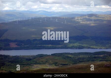 Loch Garry unterhalb einer Windfarm auf dem Corbett Meall Dubh vom Schottischen Berge Corbett Ben-T-Stück, Scottish Highlands, Schottland, UK Stockfoto