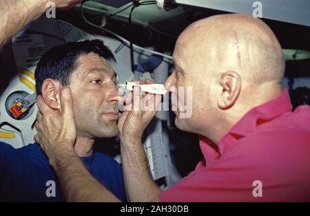 (24. November-1. Dezember 1991) - - - Astronauten F. Story Musgrave (rechts) und Mario Runco, jr., Mission Specialists, Team für einen der biomedizinischen Detaillierte zusätzliche Ziel (DSO) Tests auf der achttägigen Flug, diese mit den Augeninnendruck. Stockfoto