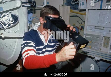 (24. November-1. Dezember 1991) - - - Terence T. (Tom) Henricks, STS-44 Pilot, Tests seine Sehschärfe mit der visuellen Funktion Test (VFT) Apparate. Stockfoto