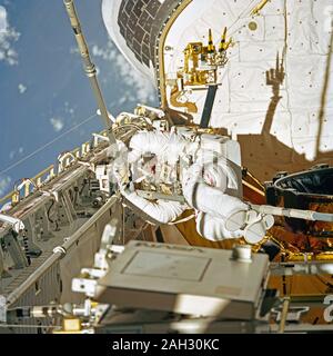 (14 Mai 1992) - - - Astronaut Thomas D. Akers verbindet drei Struts gemeinsam, als vierte Periode von Extra Vehicular Activity (EVA) in der Ladebucht des Space Shuttle Endeavour Erlös. Der Zweck der endgültigen EVA auf dieser 9-tägigen Mission war die Bewertung der Montage der Station von EVA Methoden (ASEM). Die Szene wurde auf 70 mm-Film von einem anderen Besatzungsmitglied in der Kabine die Space Shuttle erfasst. Stockfoto