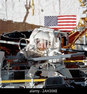 (14 Mai 1992) - - - Astronaut Thomas D. Akers, STS-49 Mission Specialist, greift nach einer Stütze Gerät als vierte Periode von Extra Vehicular Activity (EVA) erhält unterwegs in der Ladebucht des Space Shuttle Endeavour. Stockfoto