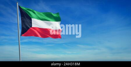 Die Nationalflagge von Kuwait in den Wind vor einem klaren blauen Himmel Stockfoto