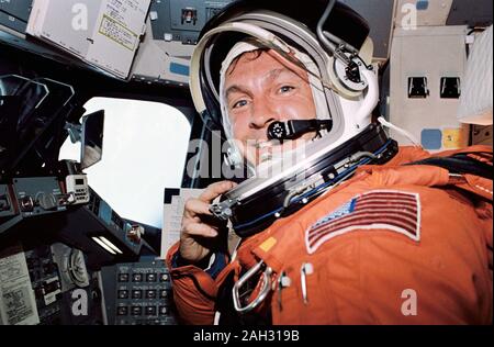 (20 September 1992) - - - Astronaut Curtis L. Brown, Jr., STS-47 Pilot, ist an der Lotsenstation das Space Shuttle Endeavour etwa zehn Minuten nach Main engine Cutoff am Tag der Einführung des Acht-Stunden-Tages Spacelab-J Mission fotografiert. Stockfoto