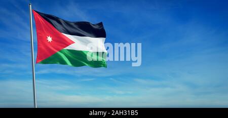 Die Nationalflagge von Jordanien in den Wind vor einem klaren blauen Himmel Stockfoto