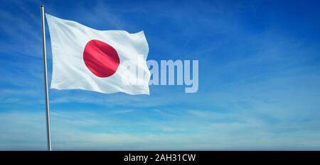 Die Nationalflagge von Japan in den Wind vor einem klaren blauen Himmel Stockfoto