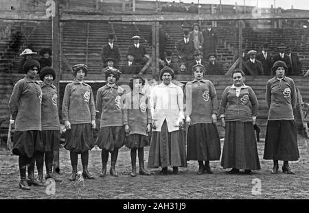 Mädchen Fußball Mannschaft - Blau und Weiß Ca. 1910-1915 Stockfoto