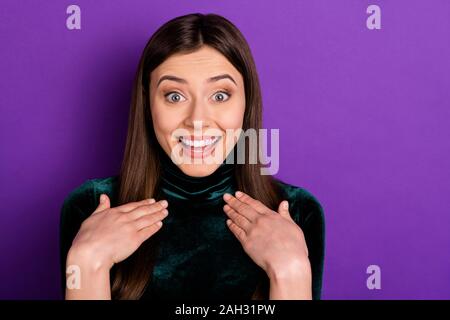 Schließen Sie herauf Foto der erstaunt die Dame ihre Palmen auf der Brust schreien Schreien über purpur violett Hintergrund isoliert Stockfoto