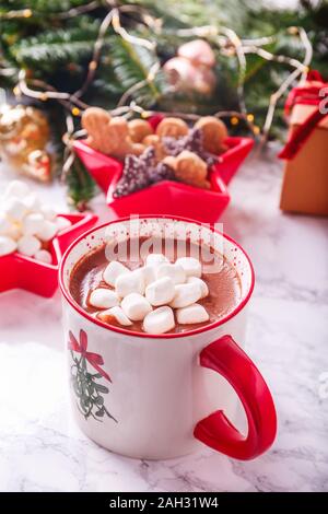 Heiße Schokolade mit Marshmallows und Cookies in den Xmas Einstellung Hintergrund. Konzept der Weihnachten Urlaub. Warmen Ton. Vertikale Stockfoto