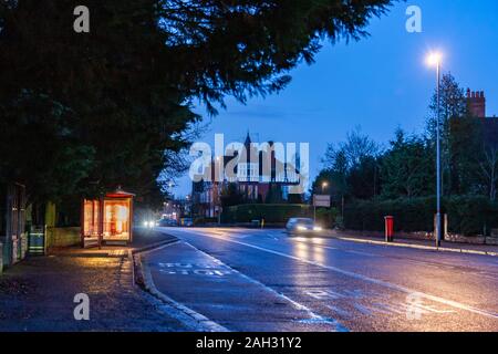 Northampton, Großbritannien, 24. Dezember 2019, Wetter, Feuchtigkeit in der Luft früh auf einem ziemlich Wellingborough Strasse in die Stadt heute Morgen nass für den Start der Heiligabend Tag. Credit: Keith J Smith./Alamy leben Nachrichten Stockfoto