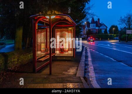 Northampton, Großbritannien, 24. Dezember 2019, Wetter, Feuchtigkeit in der Luft früh auf einem ziemlich Wellingborough Strasse in die Stadt heute Morgen nass für den Start der Heiligabend Tag. Credit: Keith J Smith./Alamy leben Nachrichten Stockfoto