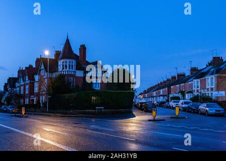 Northampton, Großbritannien, 24. Dezember 2019, Wetter, Feuchtigkeit in der Luft früh auf einem ziemlich Wellingborough Strasse in die Stadt heute Morgen nass für den Start der Heiligabend Tag. Credit: Keith J Smith./Alamy leben Nachrichten Stockfoto