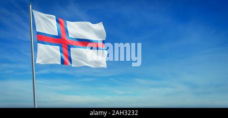 Die Flagge der Färöer in den Wind vor einem klaren blauen Himmel Stockfoto