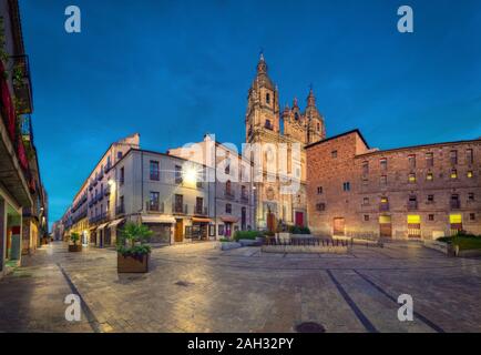 La Clerecia Kirche in der Dämmerung in Salamanca, Spanien (HDR-Bild) Stockfoto