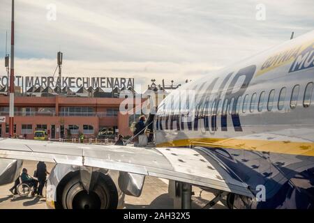 Die Fluggäste von Ryanair Flugzeug, Flughafen Marrakesch, Marokko. Stockfoto